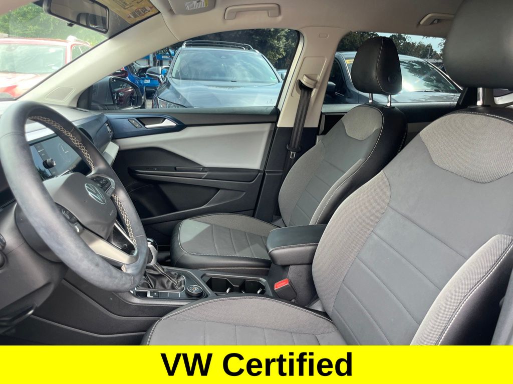 2022 Volkswagen Taos SE photo 2