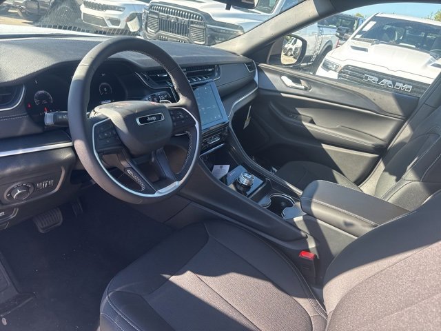 2025 Jeep Grand Cherokee Laredo Altitude photo 4