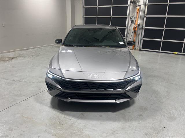 2025 Hyundai Elantra SEL Sport photo 2
