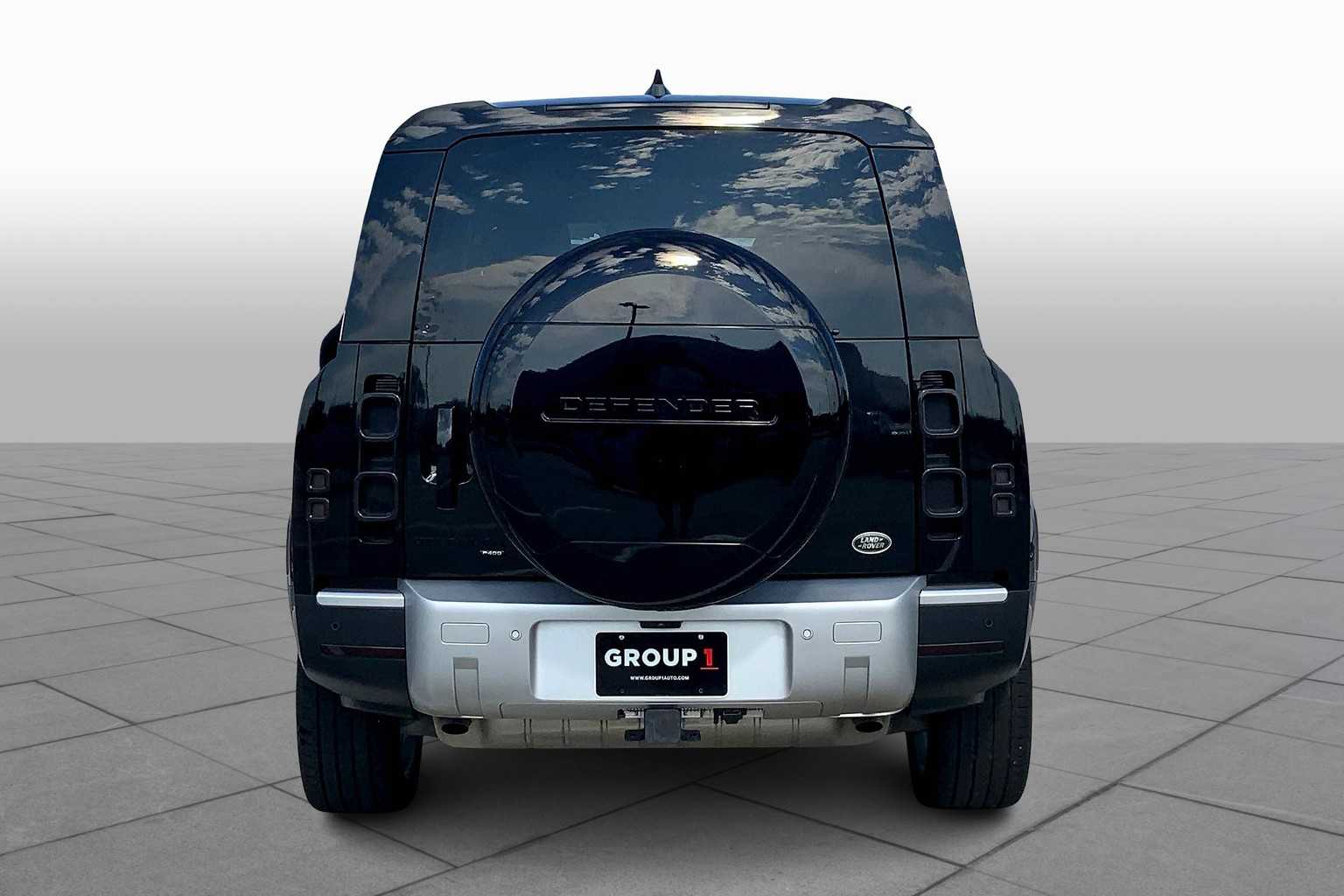 2023 Land Rover Defender SE photo 4
