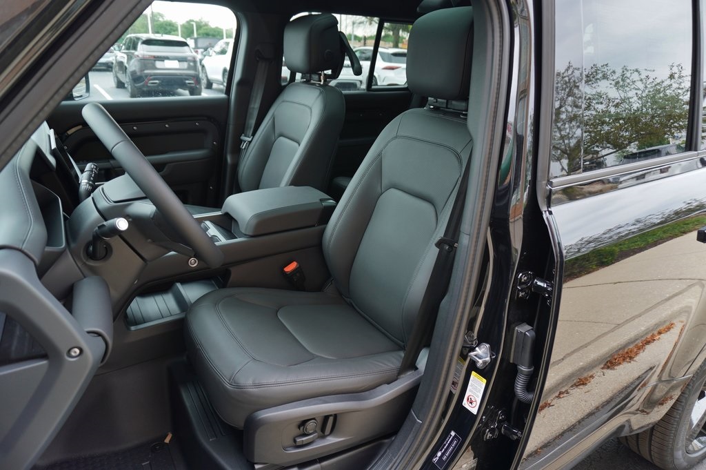 2025 Land Rover Defender 110 X-Dynamic SE photo 13