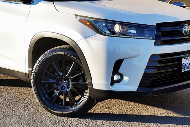 Used 2019  Toyota SE image 4