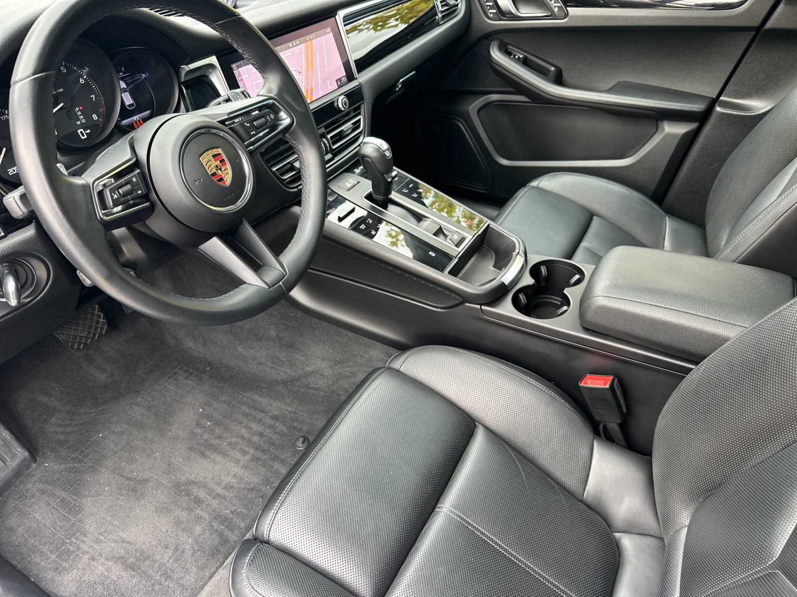 2024 Porsche Macan T photo 3