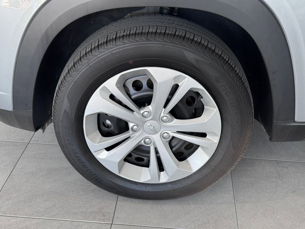 2025 Chevrolet Trax LS photo 3