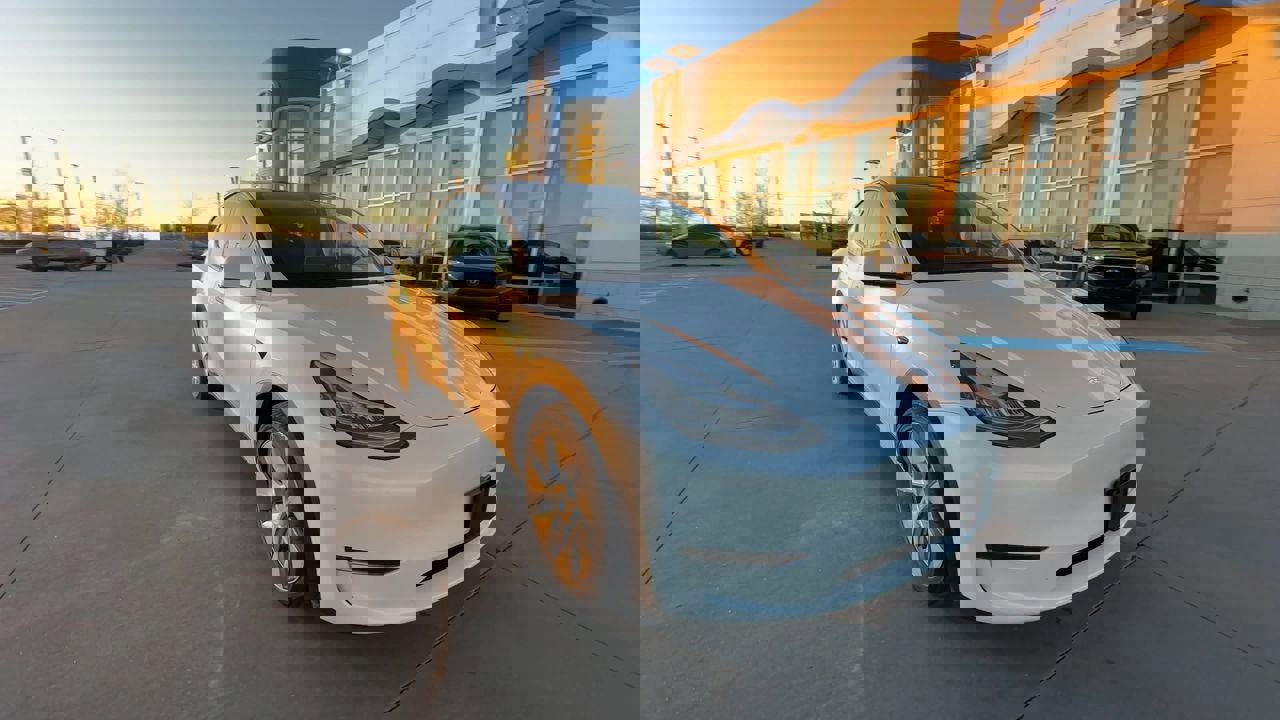 Used 2023 Tesla Model Y Long Range with VIN 7SAYGDEE7PA059651 for sale in Kansas City, KS