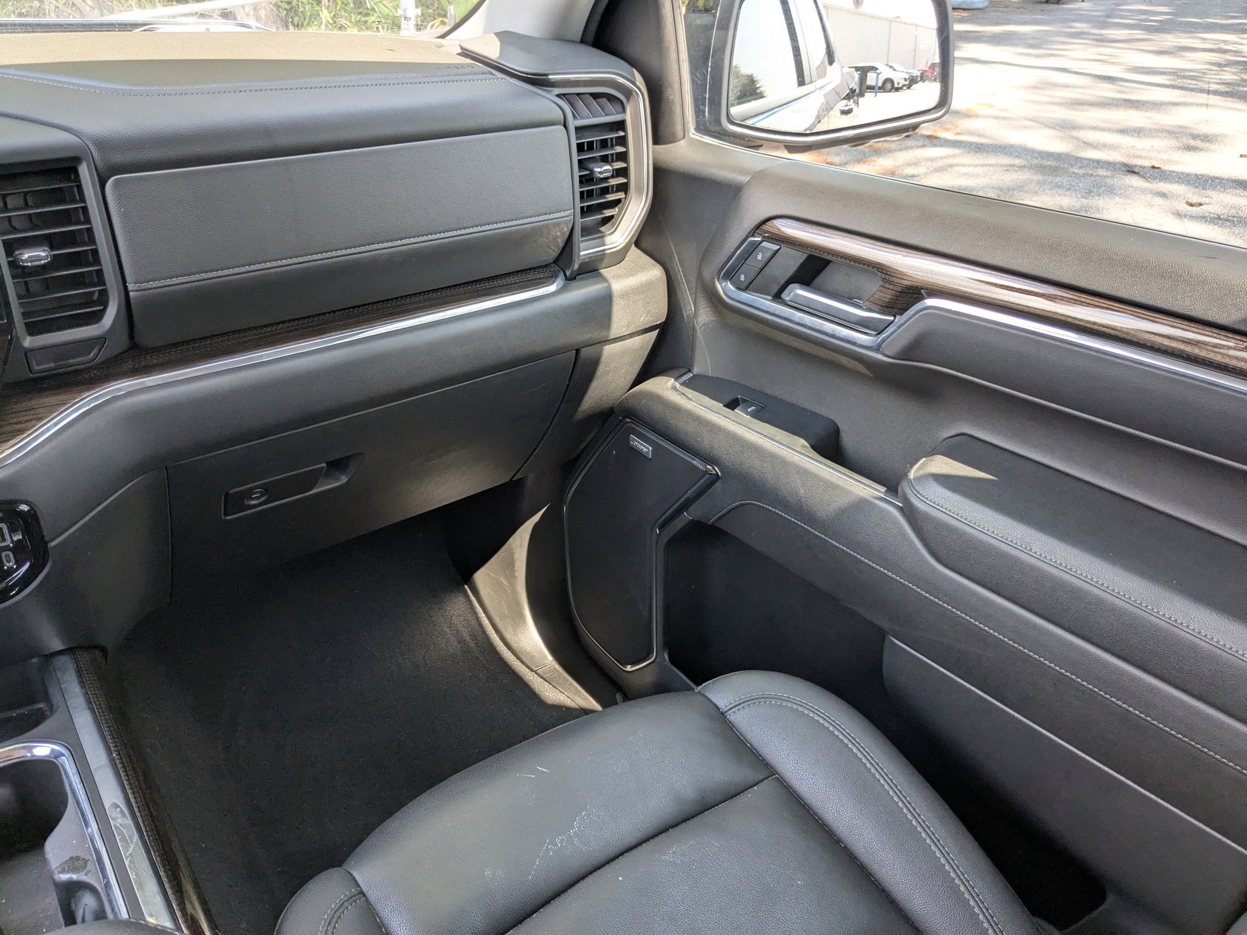2023 Chevrolet Silverado 1500 RST photo 2