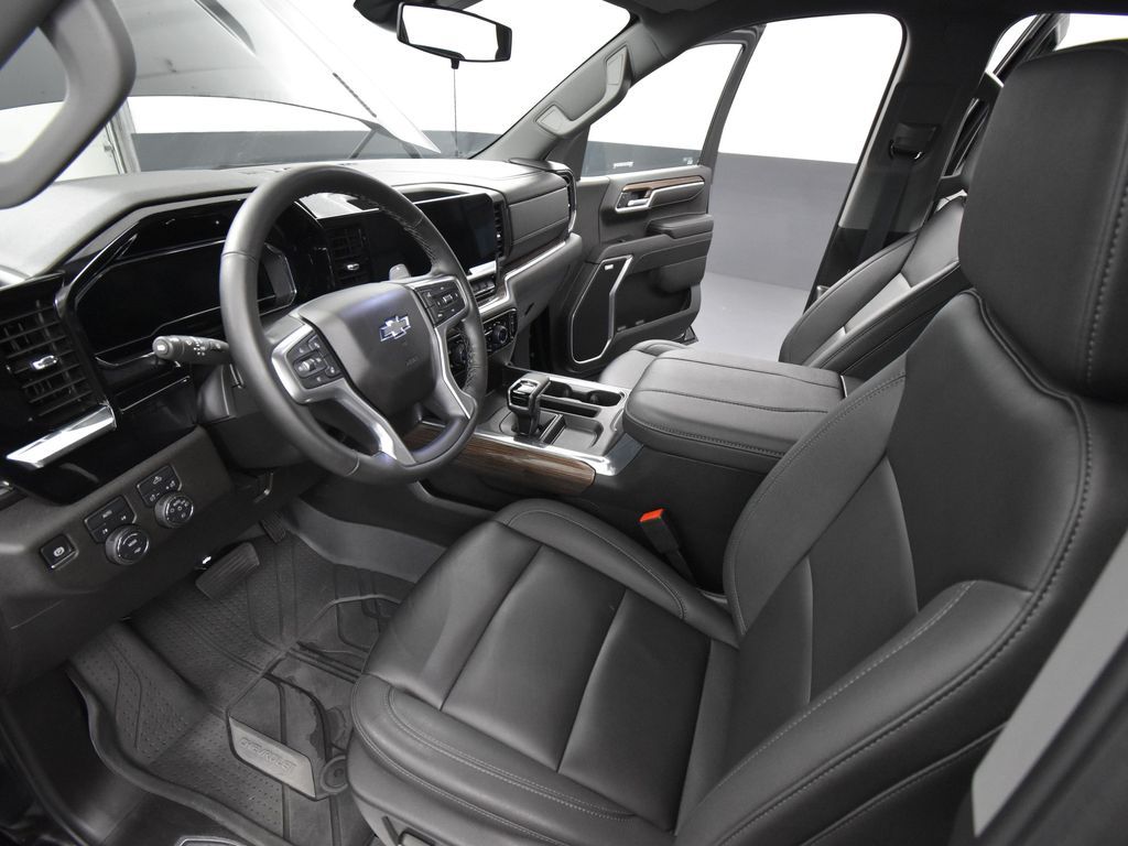 2025 Chevrolet Silverado 1500 RST photo 18
