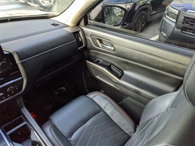 2023 Nissan Pathfinder Platinum photo 16