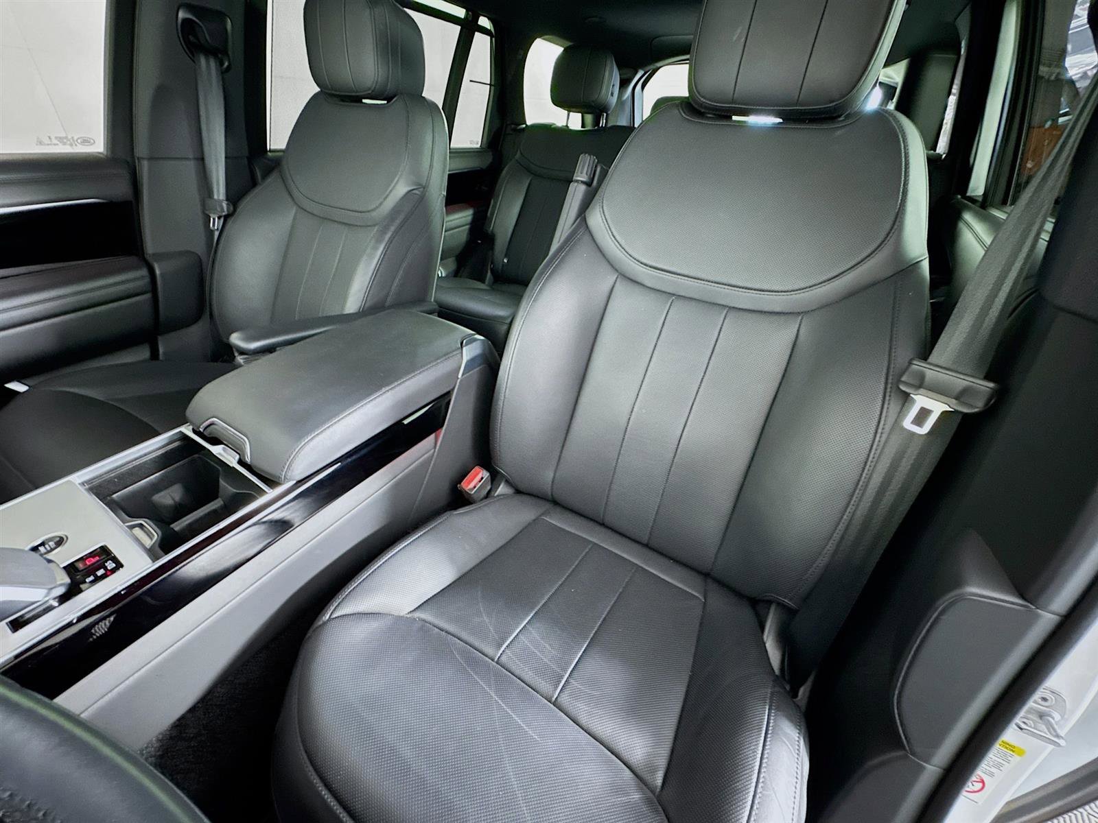 2024 Land Rover Range Rover SE photo 9