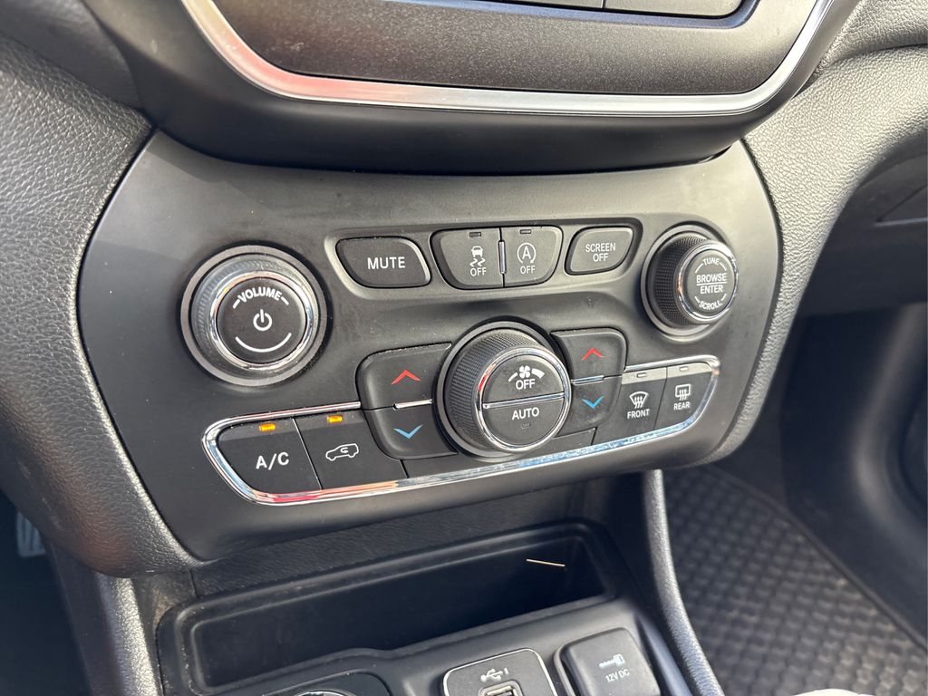 2019 Jeep Cherokee Trailhawk photo 22