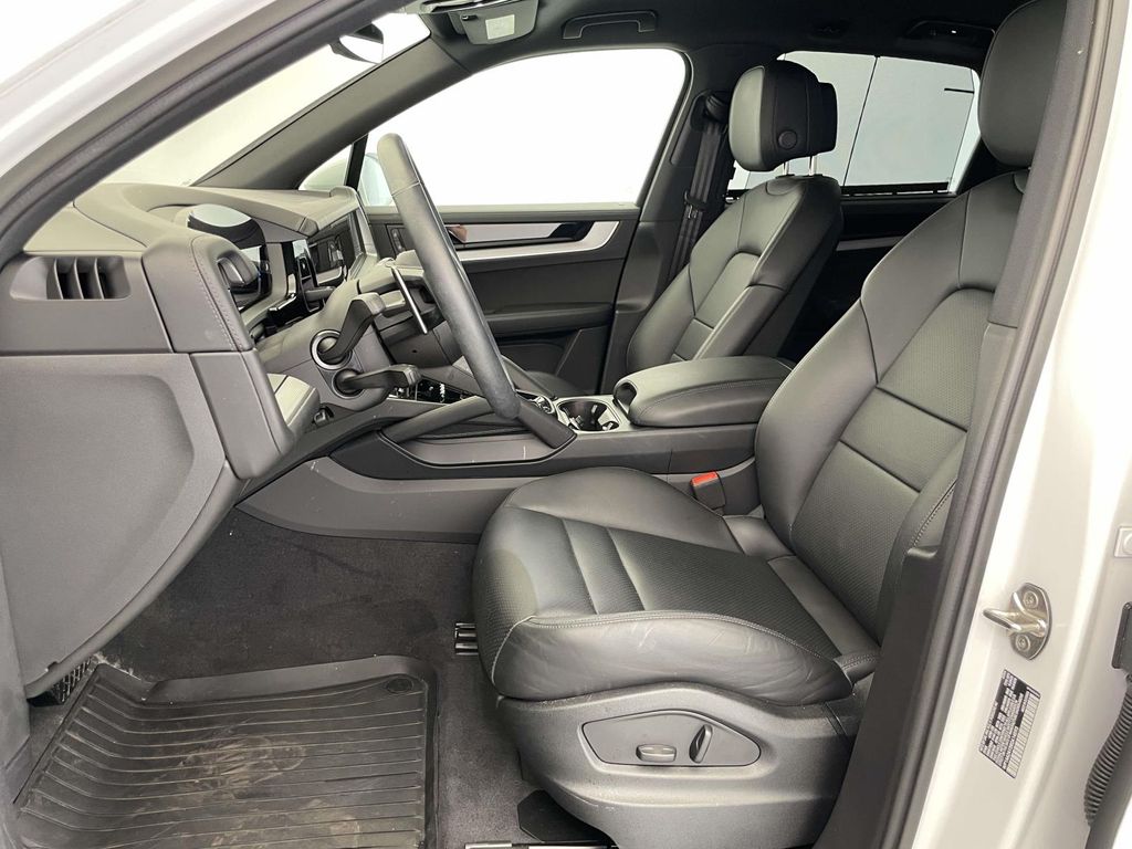 2024 Porsche Cayenne Base photo 4