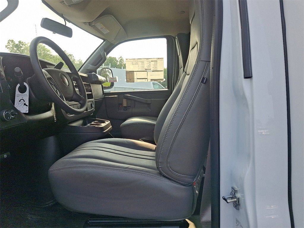 2025 Gmc Savana Cutaway 3500 photo 4