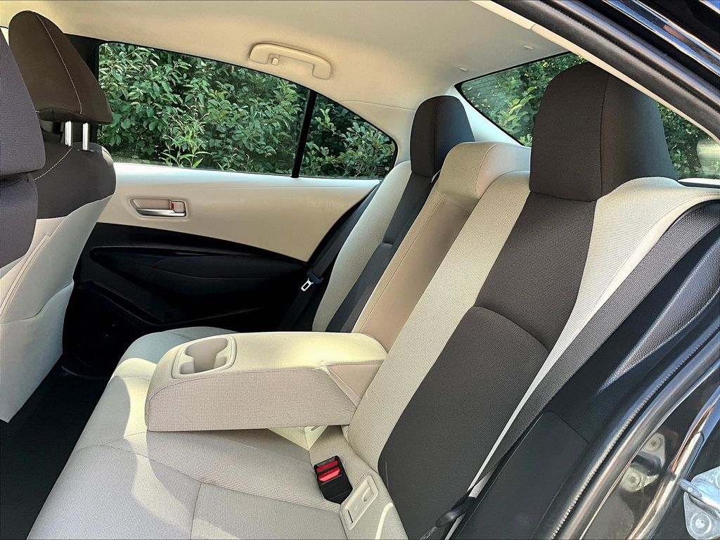2021 Toyota Corolla LE photo 23
