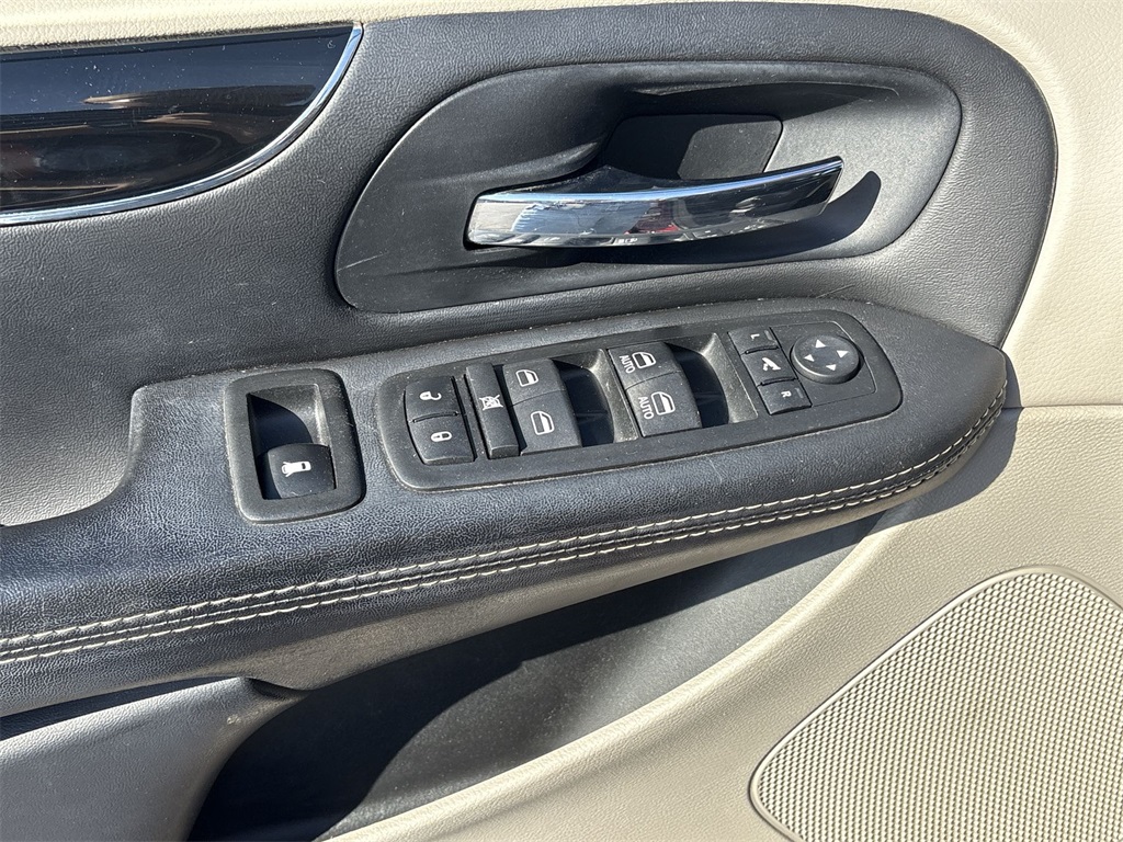 2014 Chrysler Town & Country photo 15