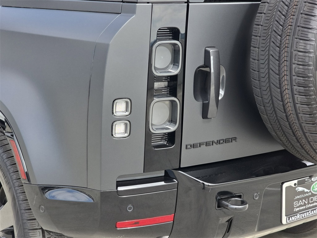 2025 Land Rover Defender 110 V8 photo 34