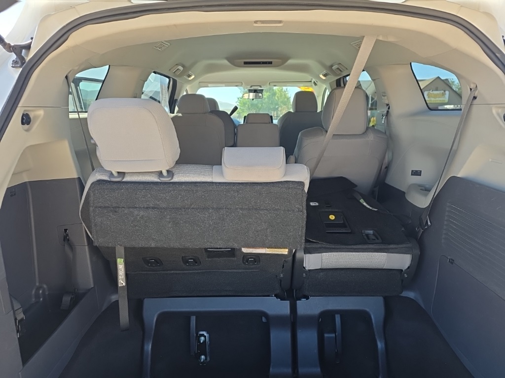 2023 Toyota Sienna LE photo 15