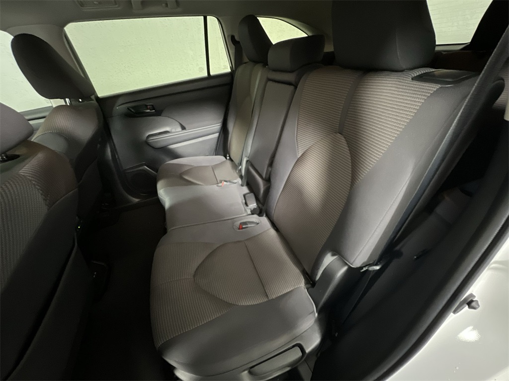 2022 Toyota Highlander LE photo 22