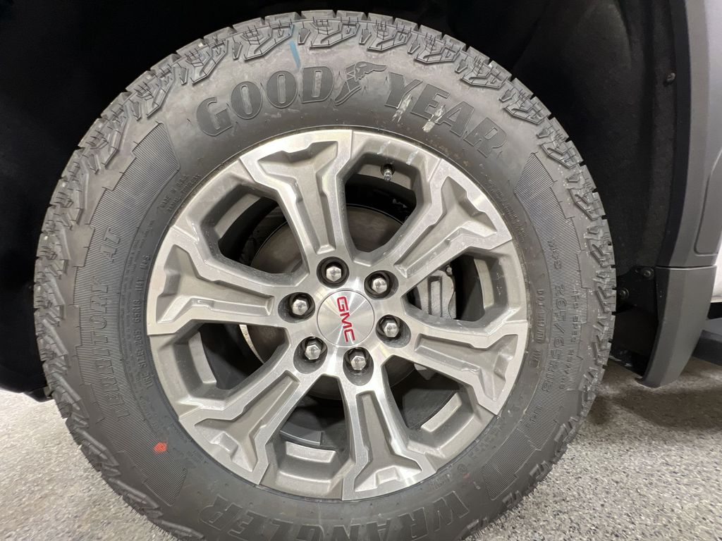 New 2025 White Frost Tricoat GMC SLT image 34