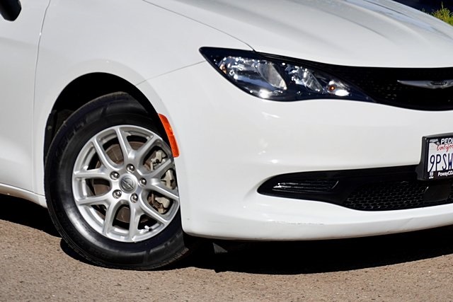 2022 Chrysler Voyager LX photo 3