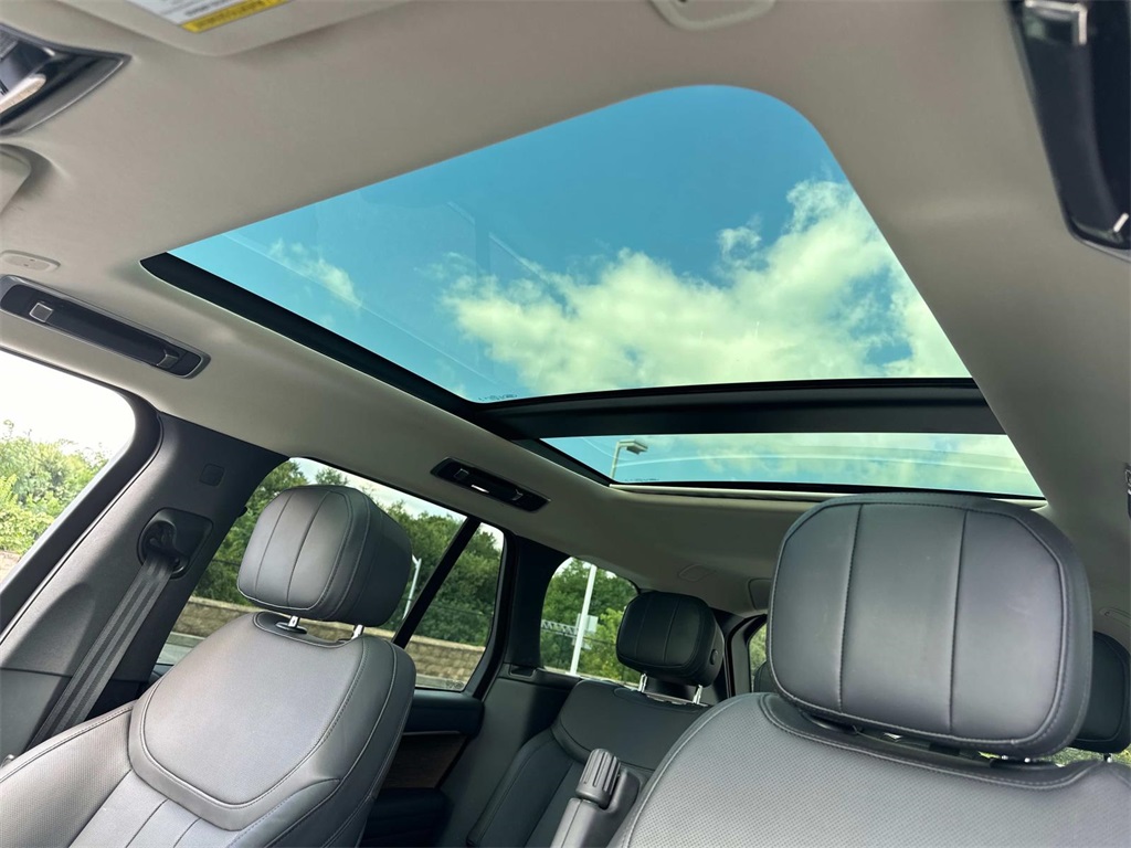 2023 Land Rover Range Rover SE photo 11