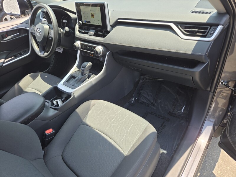 2024 Toyota RAV4 XLE photo 13