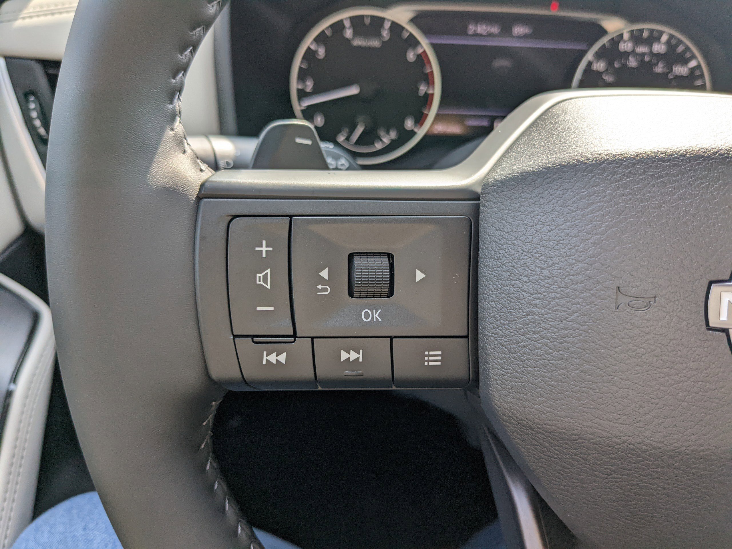 2025 Nissan Rogue SV photo 18