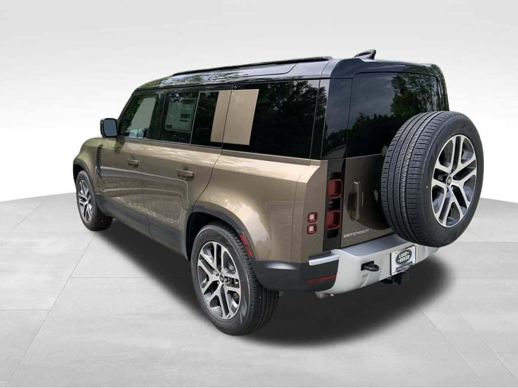 2025 Land Rover Defender 110 S photo 4