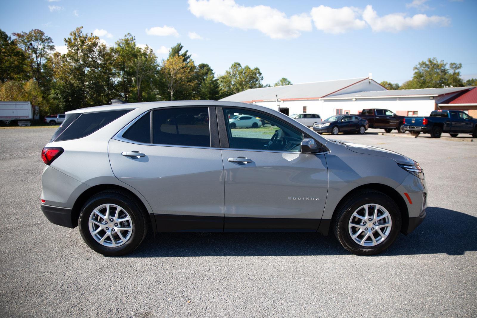 2024 Chevrolet Equinox LT photo 2