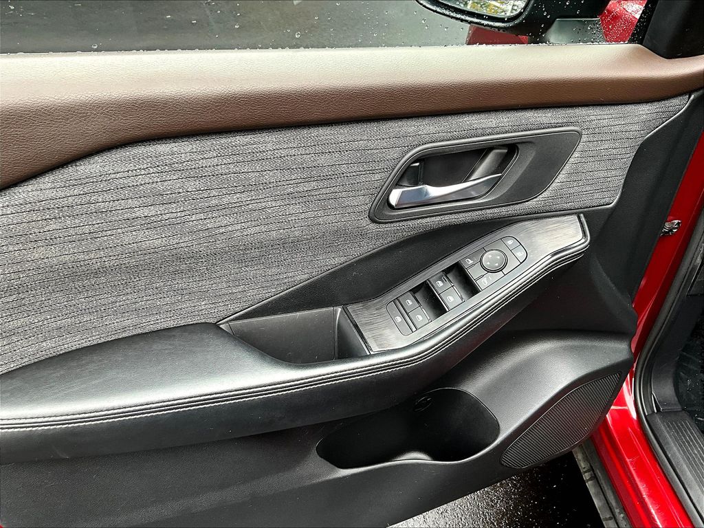 2021 Nissan Rogue SV photo 8