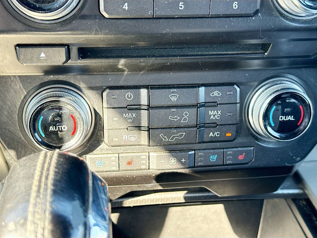 2017 Ford F-150 Lariat photo 13