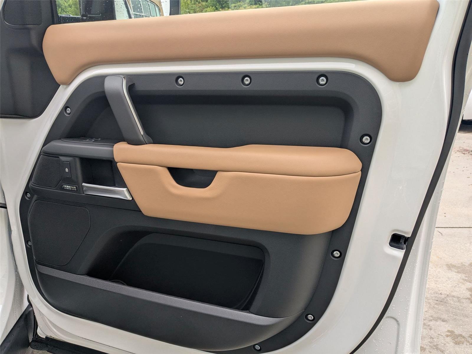 2025 Land Rover Defender 130 X-Dynamic SE photo 28