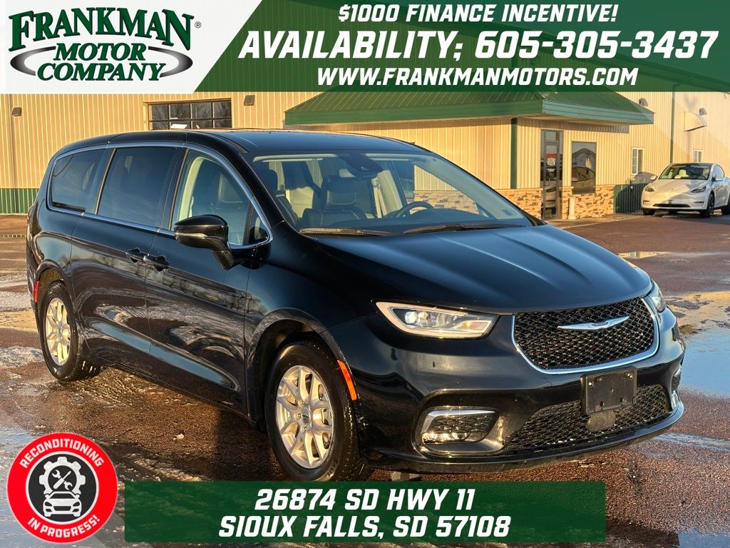 2024 Chrysler Pacifica Touring L's photo