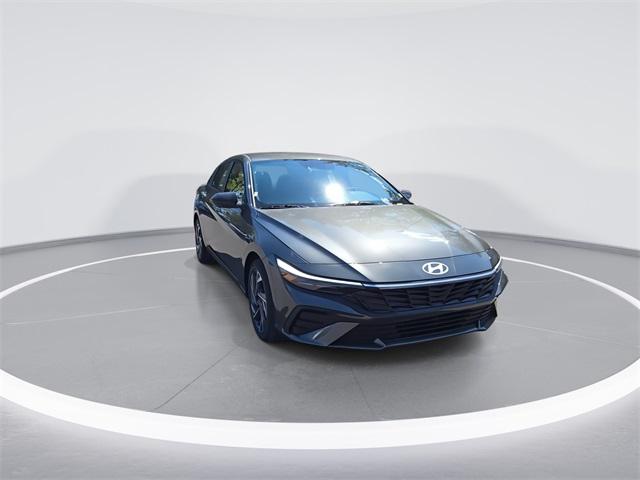 2025 Hyundai Elantra SEL Sport photo 2