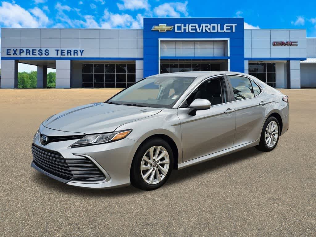 2023 Toyota Camry LE photo 3