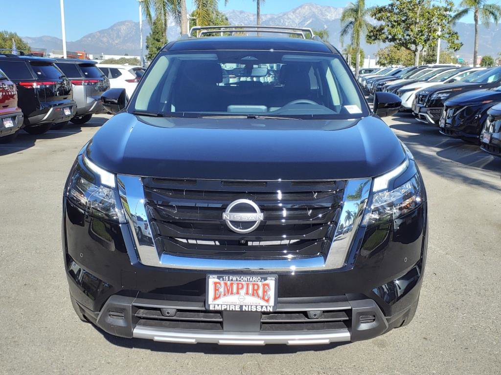 2025 Nissan Pathfinder SL photo 2