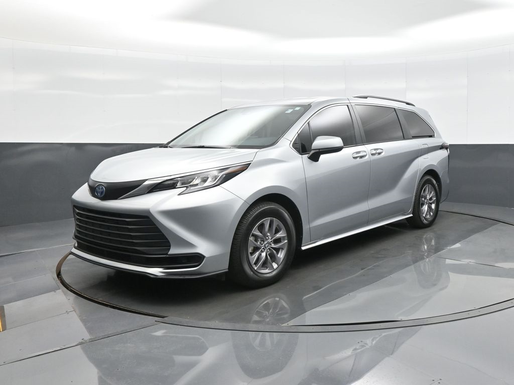 2023 Toyota Sienna LE photo 3