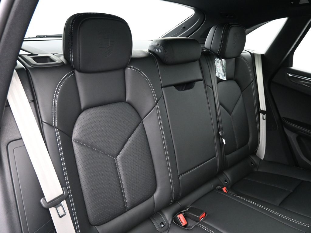 2026 Porsche Macan T photo 10