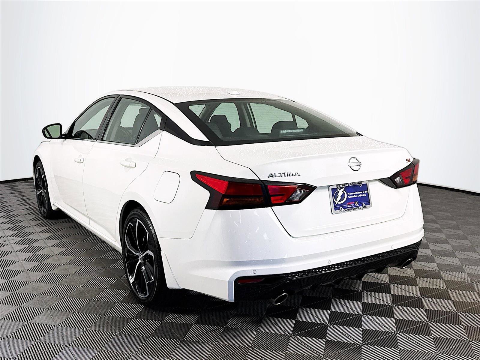 2025 Nissan Altima SR photo 5