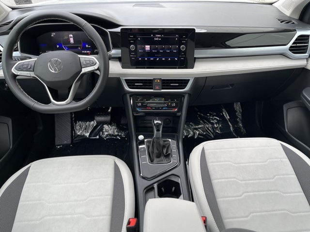 2025 Volkswagen Taos SE photo 3