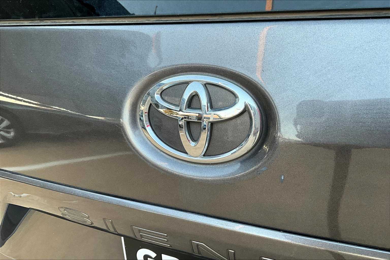 2013 Toyota Sienna LE photo 28