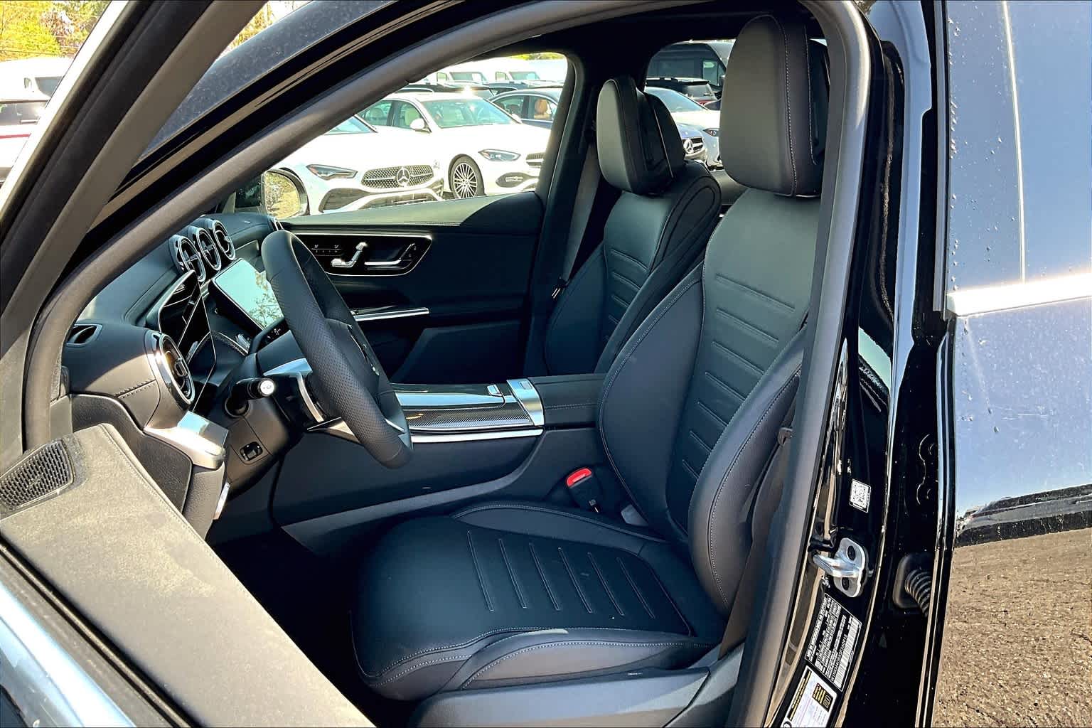 2025 Mercedes Benz GLC 300 photo 7
