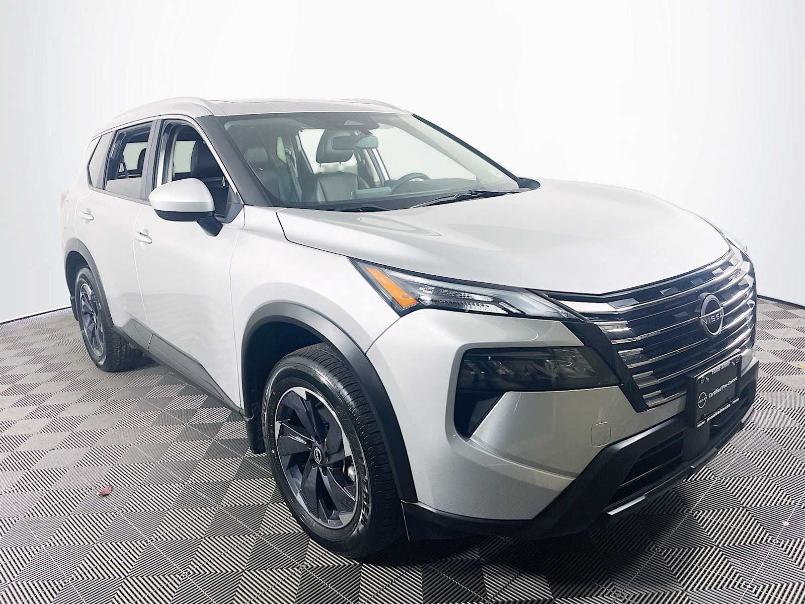 2024 Nissan Rogue SV photo 3