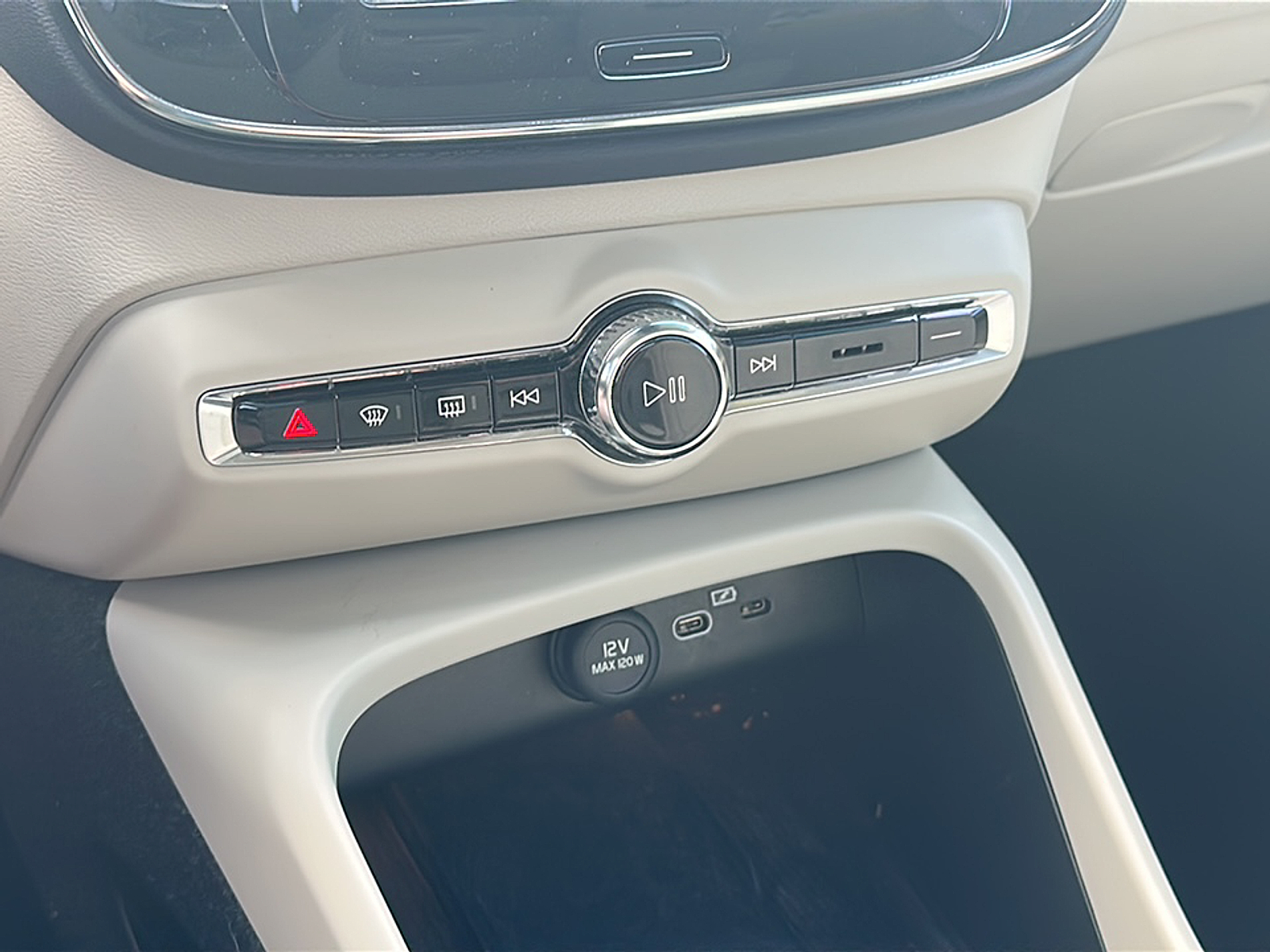 2023 Volvo XC40 Plus photo 19