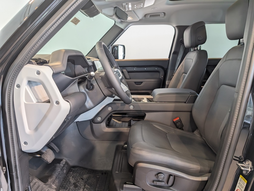 2025 Land Rover Defender 110 S photo 8