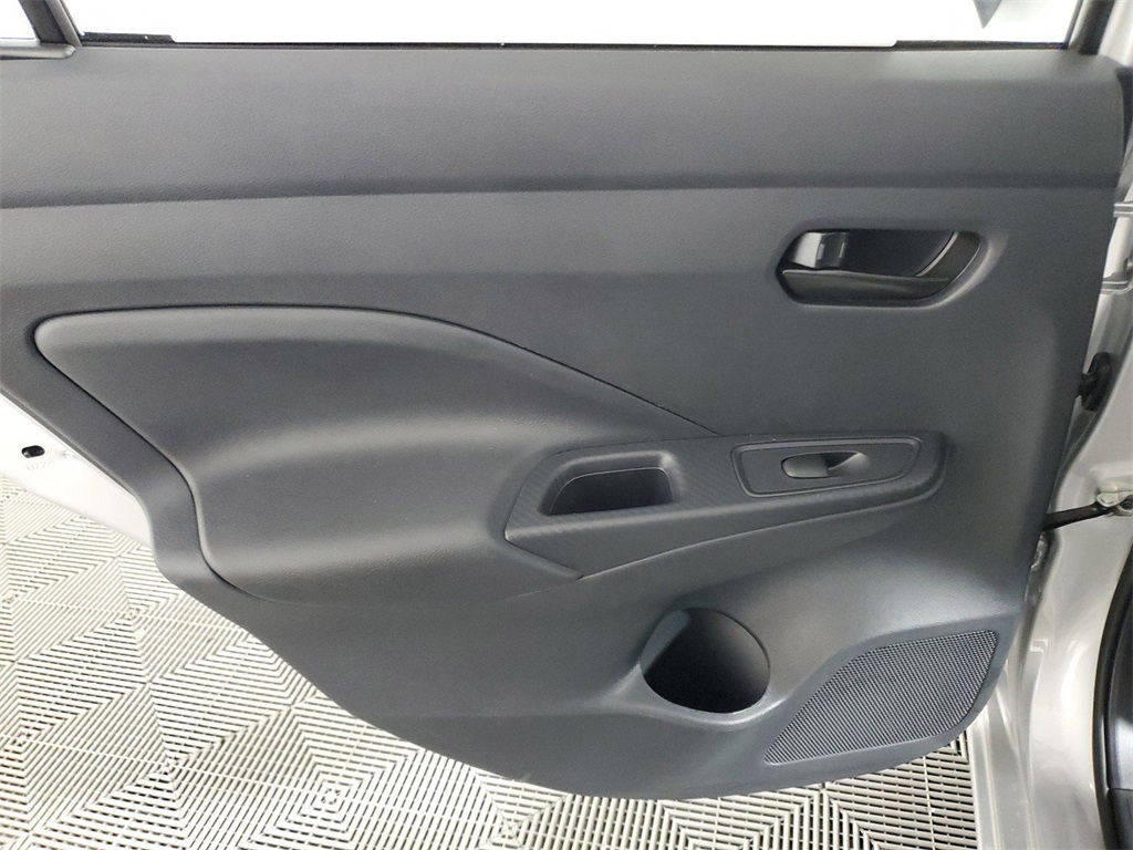 2025 Nissan Versa 1.6 S photo 8