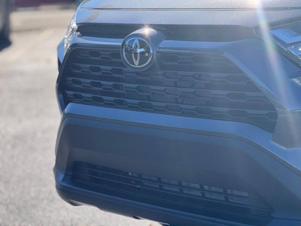 2025 Toyota RAV4 LE photo 4
