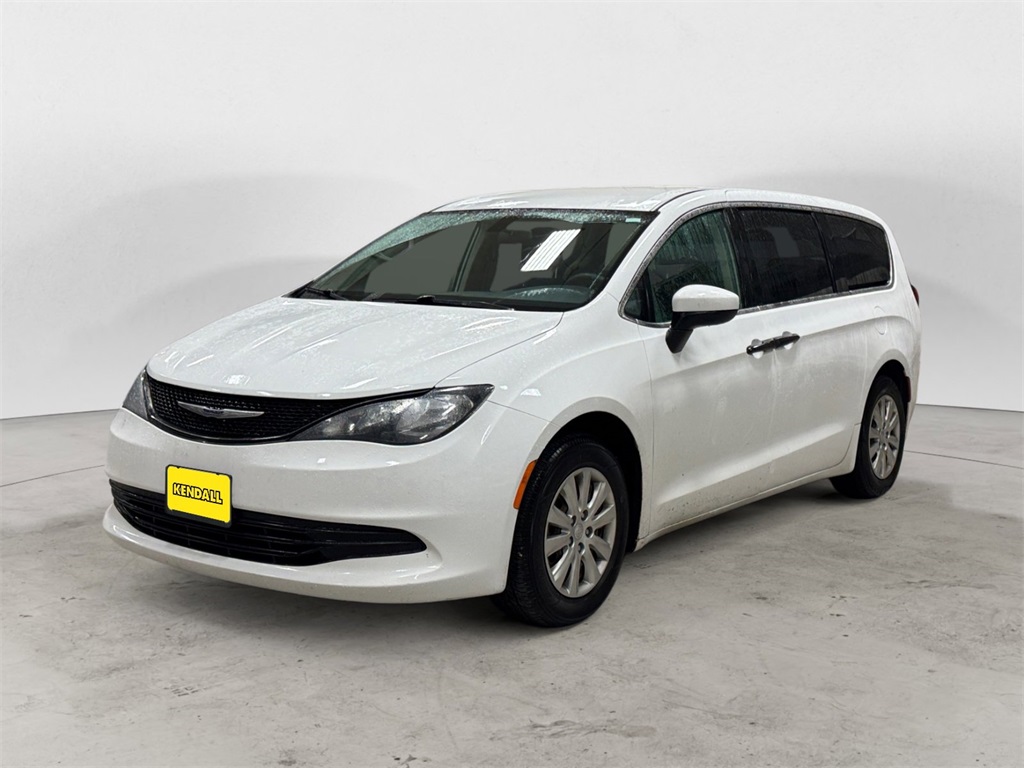 2020 Chrysler Voyager L's photo