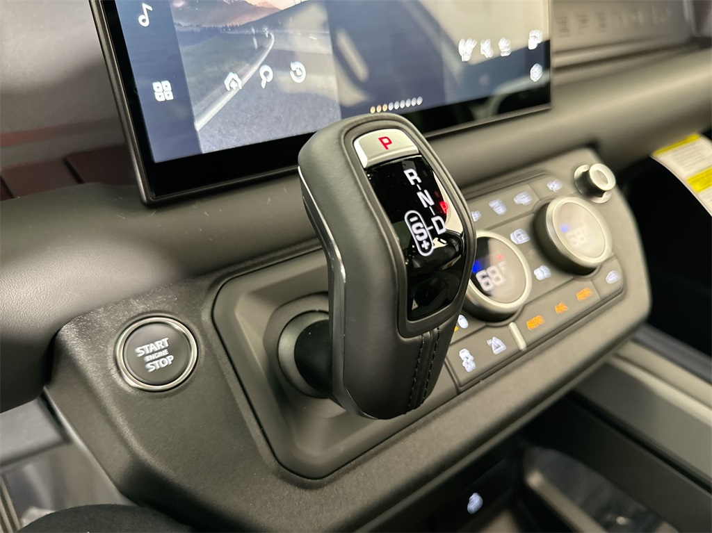 2025 Land Rover Defender 110 X-Dynamic SE photo 17