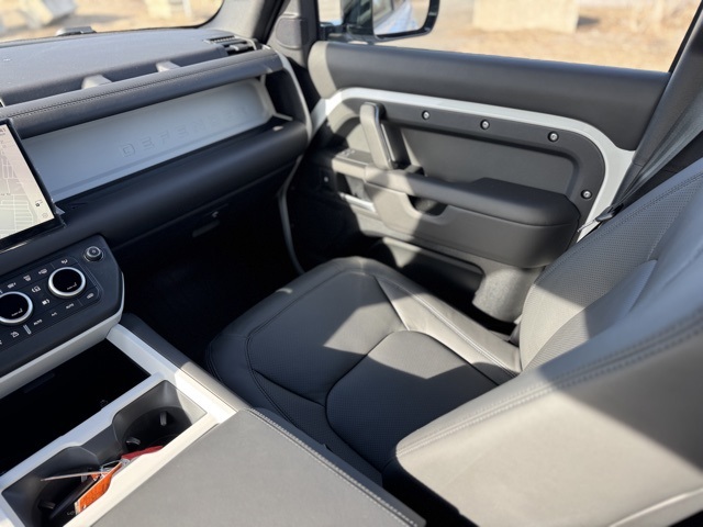2025 Land Rover Defender 110 X-Dynamic SE photo 12