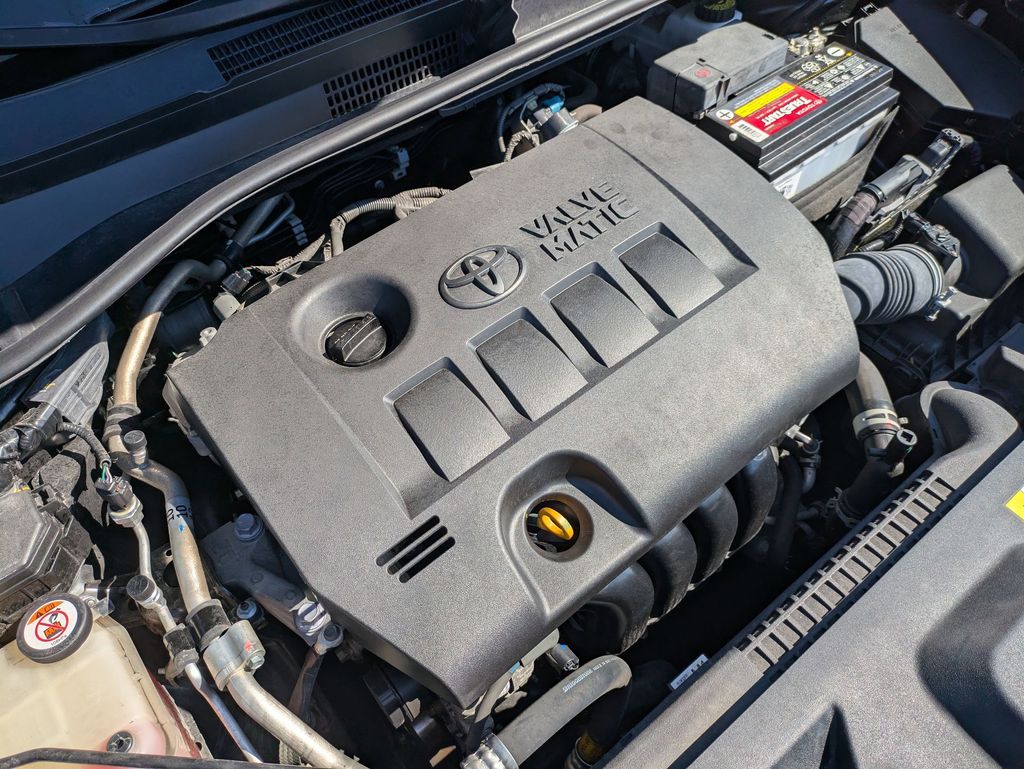 2021 Toyota C-HR LE photo 9